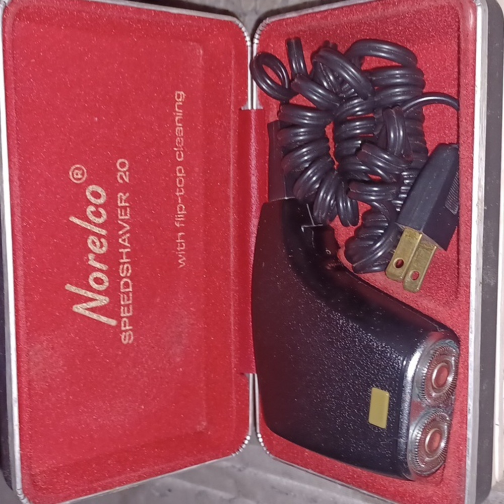 VTG Norelco Speedshaver 20 Electric Razor With Case, K with flip top cleaning